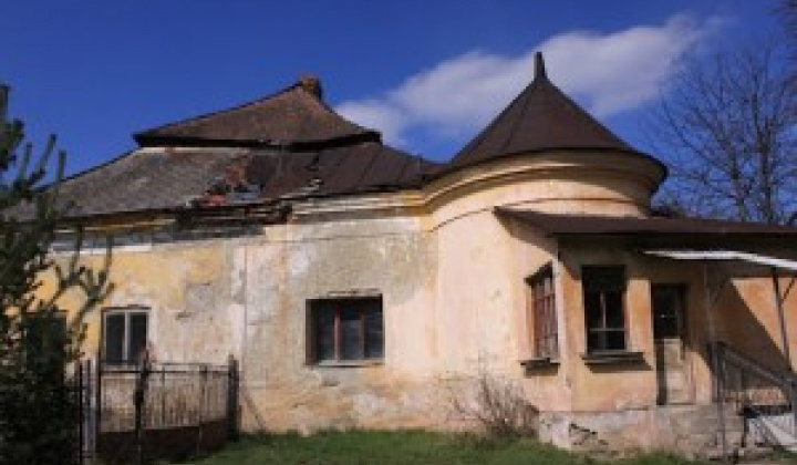 1. fotografia fotogalérie Zaujímavosti / Pôvodne neskororenesančný dvojvežový kaštieľ - foto