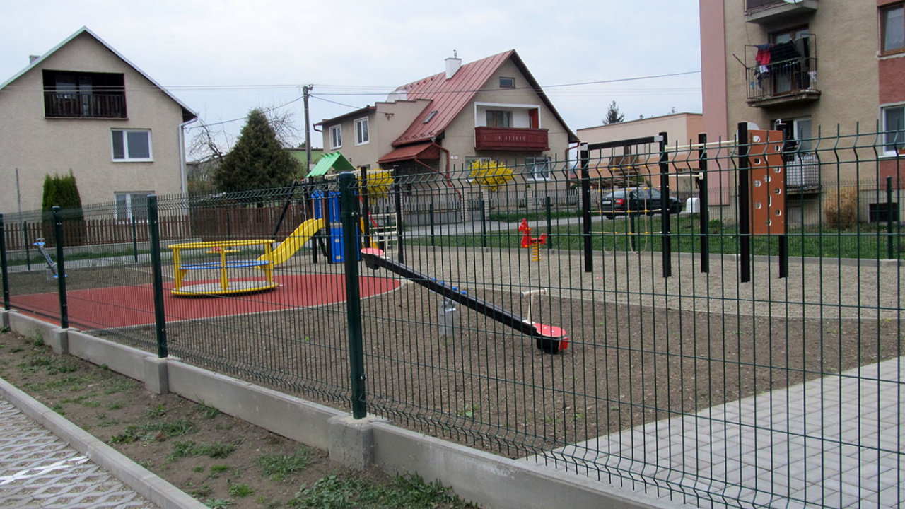 Fotografia fotogalérie Dokončenie detského ihriska na ul. Školskej