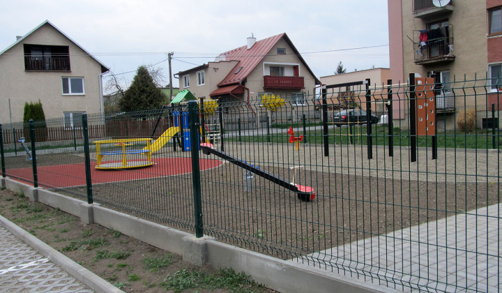 1. fotografia fotogalérie Dokončenie detského ihriska na ul. Školskej