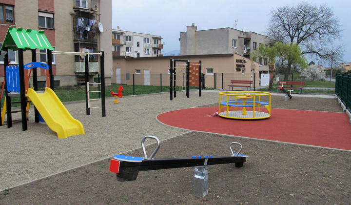 3. fotografia fotogalérie Dokončenie detského ihriska na ul. Školskej